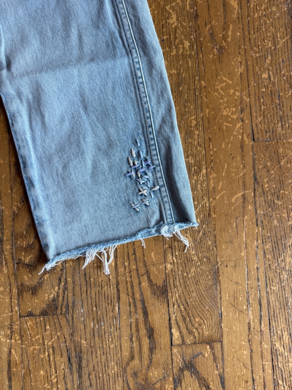 NWOT AMO Loverboy Cropped Embellished Jeans. Size 26 - Picture 8 of 12